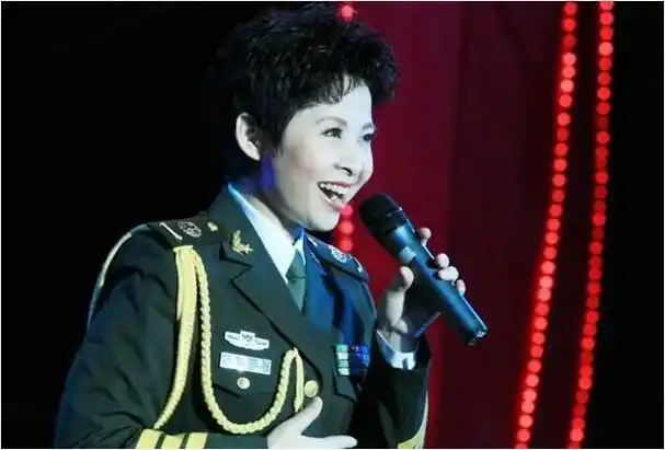 1985年董文华去老山慰问演唱得知有战士听不到说把电话给我