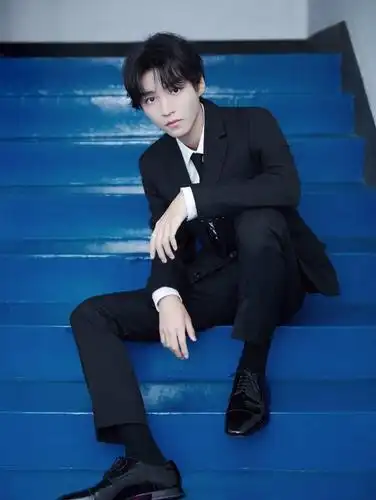 西装选对了,气场上是真加分,就说王俊凯style,读者都说喜欢