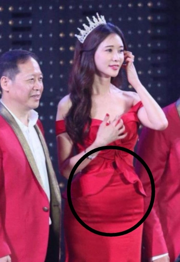 44岁林志玲近照,一席红裙参加活动,小腹凸起全无女神形象
