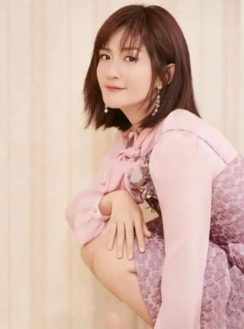 谢娜百变的造型,每次都能给人惊喜,这张照片非常,清新有活力,身穿紫色