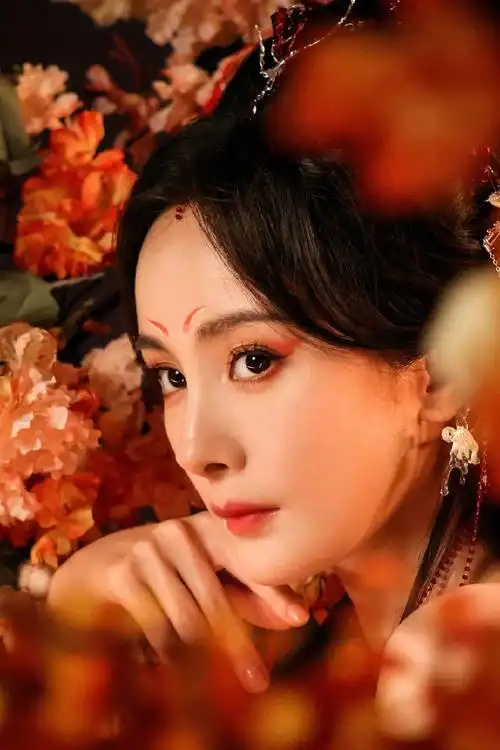 杨幂大秀香肩和大美腿妩媚的眼神超撩肌肤白皙如雪