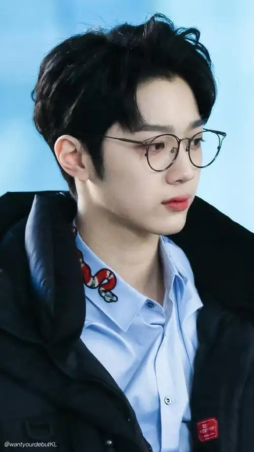 赖冠霖那年今日分享来袭 身穿长羽绒服高冷上班的大长腿