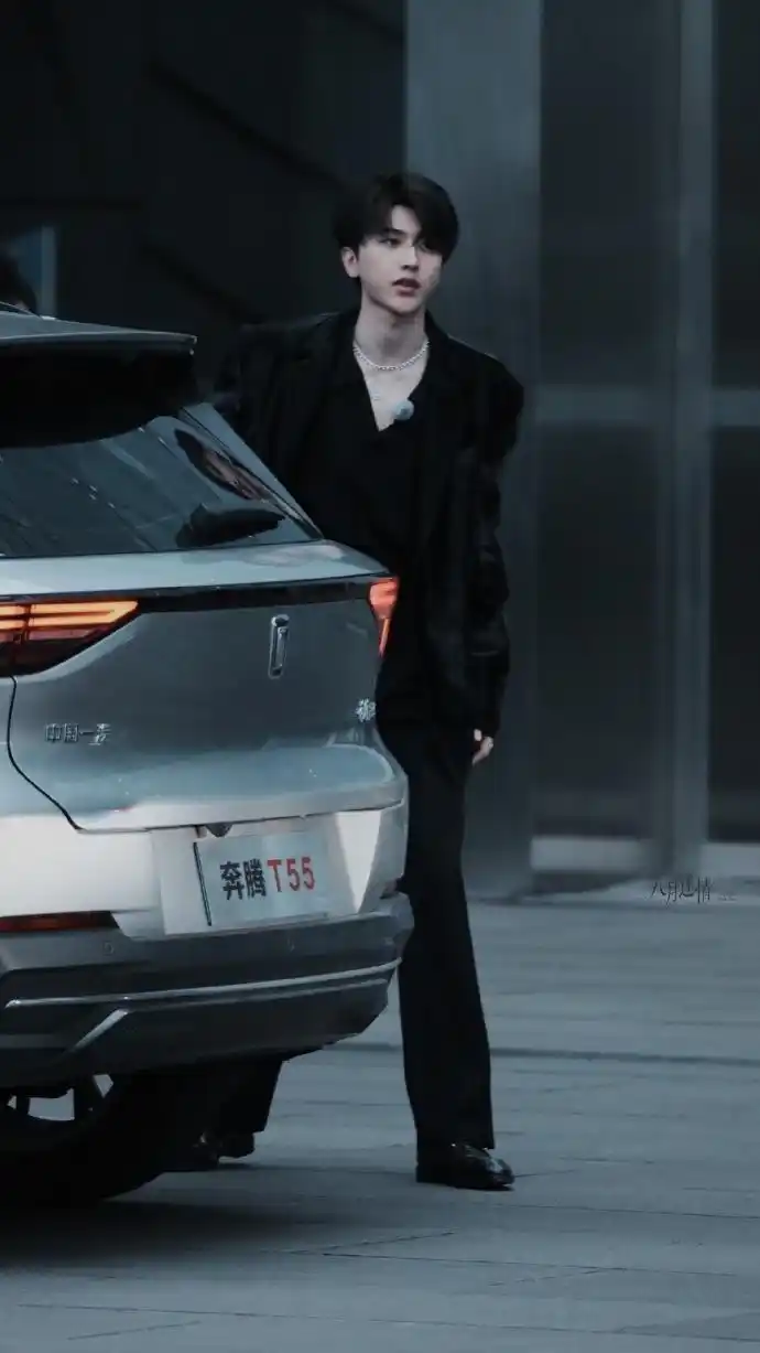 蔡徐坤新闻210413蔡徐坤奔跑吧黑西装红底鞋造型公开潇洒贵公子送上