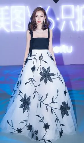 杨颖的细带绑法非常独特,只留蝴蝶结的一半,留完整不好?