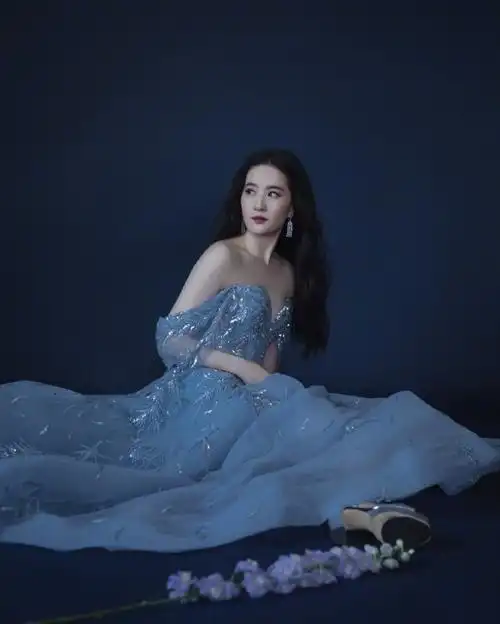 刘亦菲穿薄纱闪片礼裙明艳动人长发披肩堪称仙女本仙
