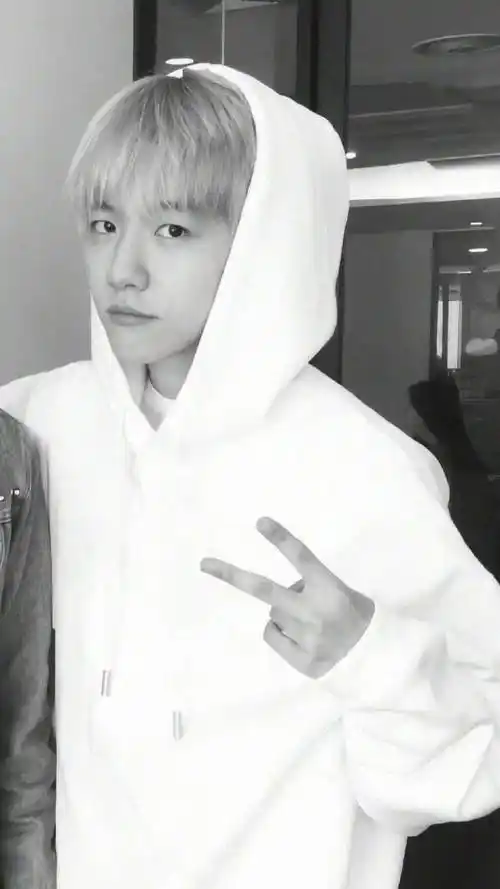 伯贤入伍后训练照公开,素颜寸头,以及拍照专用手势709915#伯贤