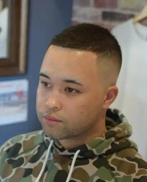 不同的发型适合不同的人,所以在选择发型时,要考虑自己的脸型,头发