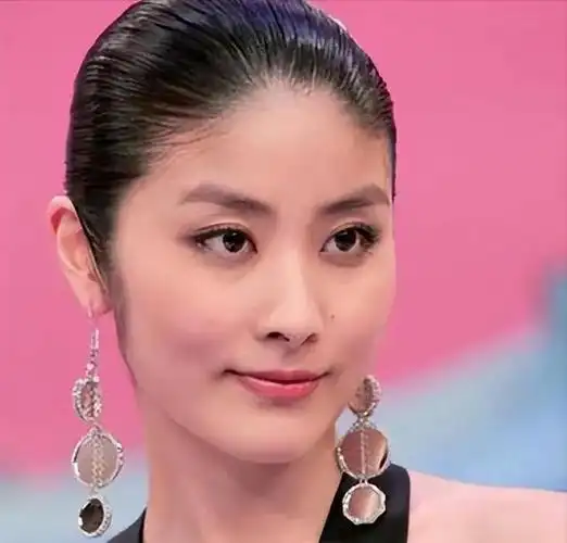 别再追求"锥子脸"了!5位女星告诉你,被嫌弃的大脸才真的扛老