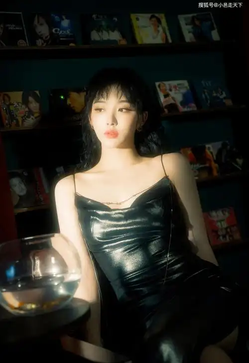 孔雪儿夏日露肩性感写真