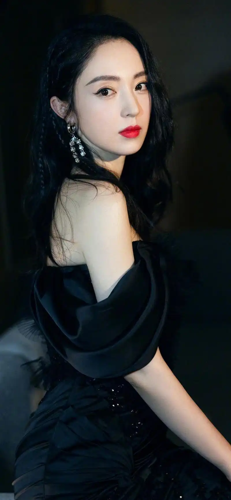 董璇黑色礼裙手机壁纸