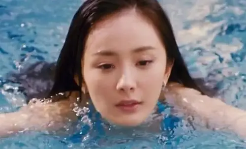 杨幂泳衣照谁注意到出水后的手非常有魅力的女人