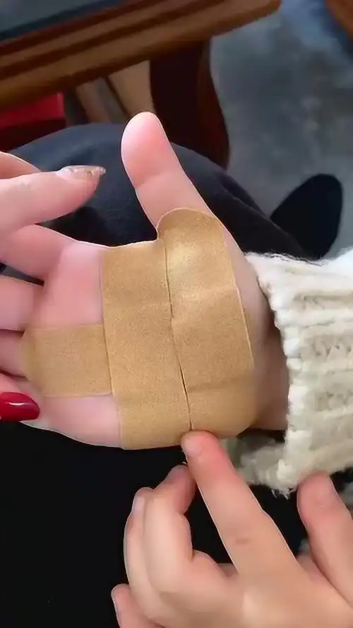 贴了三个创可贴还嘤嘤手疼妈呀打开一看都快愈合了