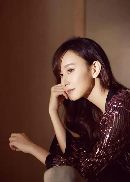 胡静亮片睡袍魅力吸晴 性感身材美出新高度