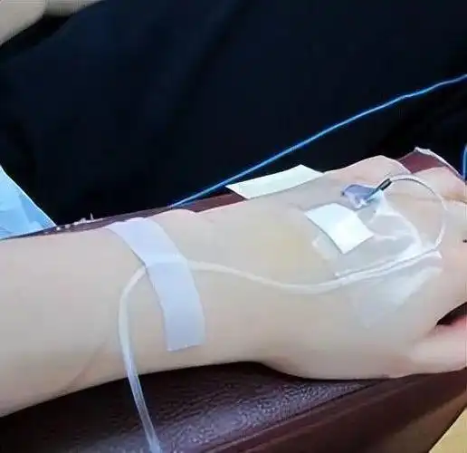 随后护士便给郑女士进行采取措施,输液一直持续到了晚上的8点钟左右.