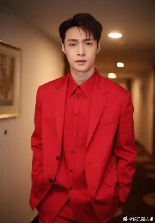 张艺兴玫粉色真空西装