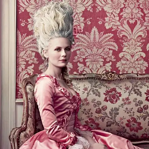 到了十八世纪中叶,引人注目的发型再度流行起来,人们使用大量的真发和