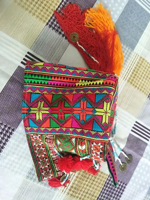 瑶山刺绣代代传 ––新田县门楼下瑶族乡学校刺绣课堂