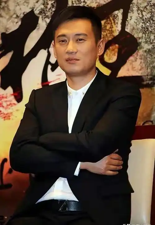 著名演员徐洪浩:比妻子大10岁,戏里演父女,戏外恩爱幸福惹人羡