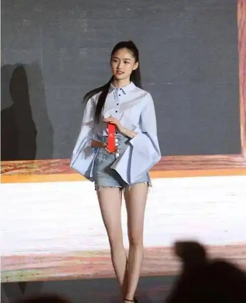 蒋依依展现了迷人的舞蹈!_时尚_牛仔裤_才能