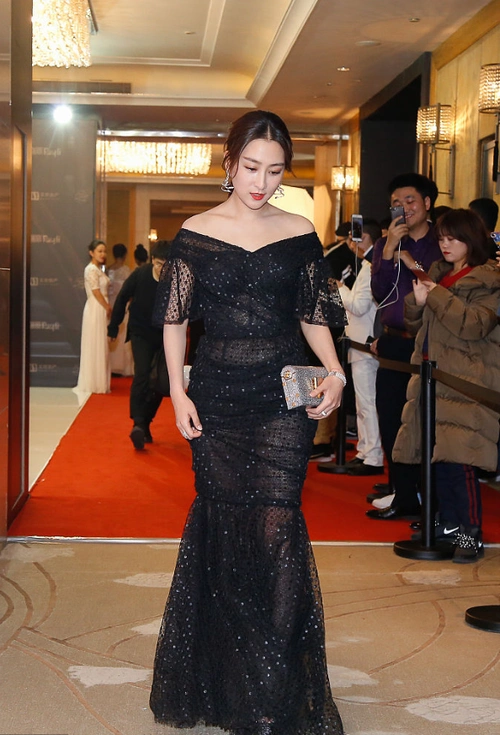 马苏这透明裙穿的太大胆了从头透到脚网友啥都看见了