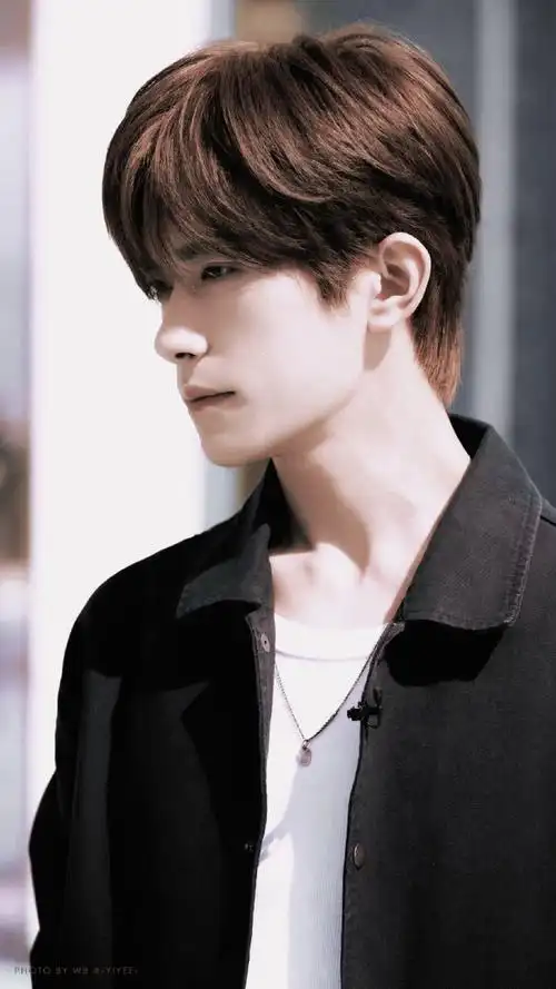 易烊千玺阿玛尼美妆全球品牌代言人