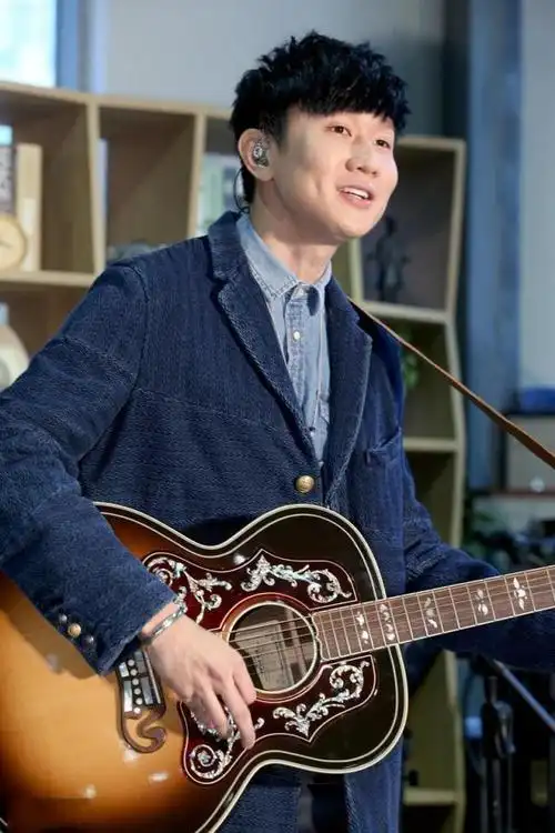 林俊杰粉丝破5千万,晒出完美腹肌,网友:女粉有福气了