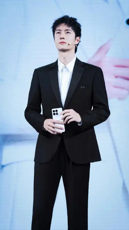 王一博的k70#wyb#王一博平安喜乐#身着黑西装出席发布会,近距离谅略