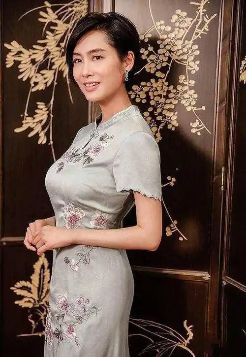 有一种自信叫周冬雨穿旗袍,虽然没有时尚万种,却有独特温婉气质_印花