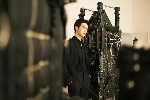 许凯穿化身黑西装绅士贵气雅致 置身"铠甲"森林增添冷峻气质_写真