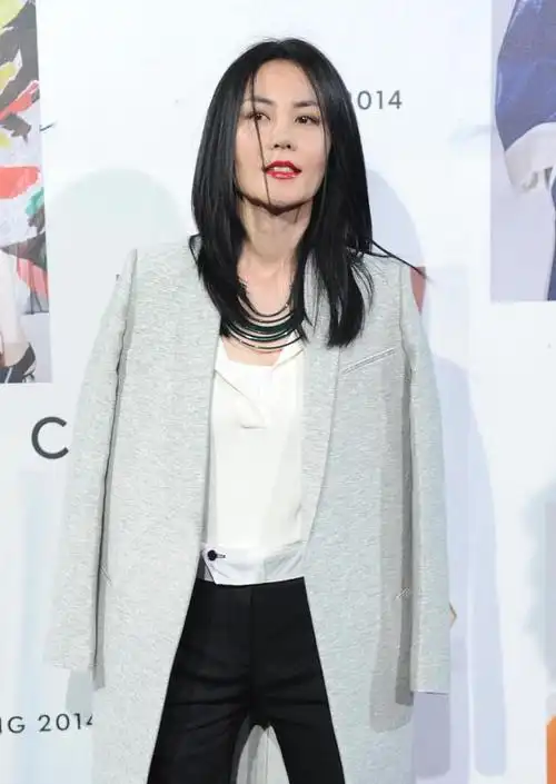 51岁王菲太会穿白衬衫配西裤风姿绰约气质完全不输小姑娘