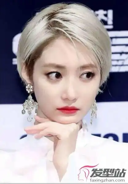 女生奶奶灰染发发型 减龄又显白的头发颜色_发型站_最新流行发型设计
