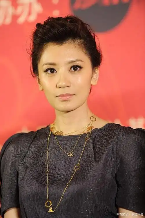 贾静雯累到在机场睡倒,把修杰楷心疼坏了