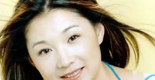 央视主持人,一婚嫁著名棋手,二婚嫁小6岁影帝,今49岁生活美满