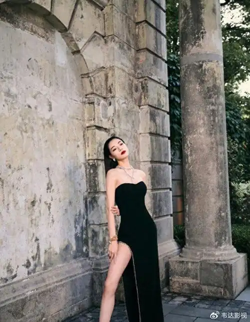 钟楚曦写真气场比较霸气,高开叉,大长腿,正面侧面背面迷死人