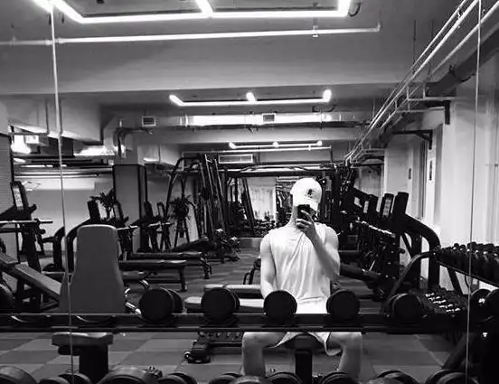 一起参观蔡徐坤住的豪宅,有个超大健身房,有空就经常健身