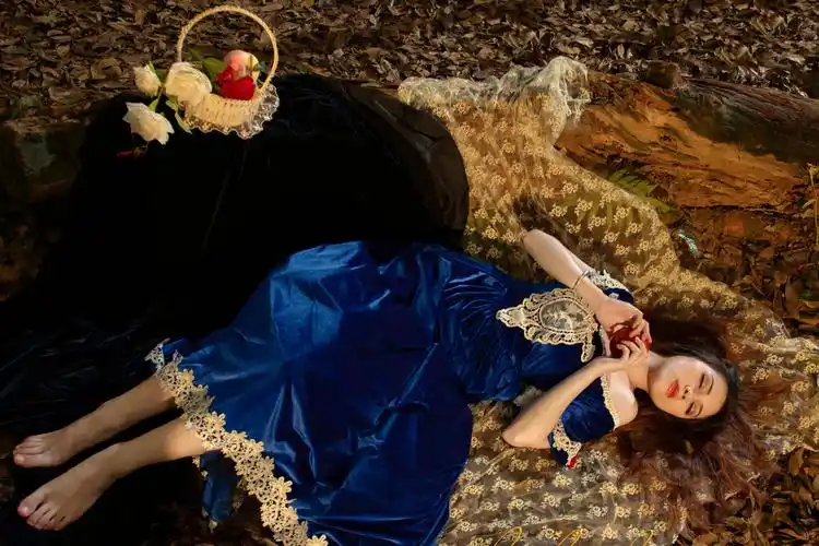 异域风情 妖艳美女夜色中手拿玫瑰花极致诱惑