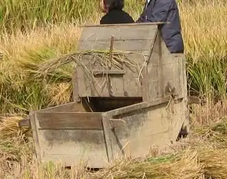 传统的脚踩式稻谷脱粒机