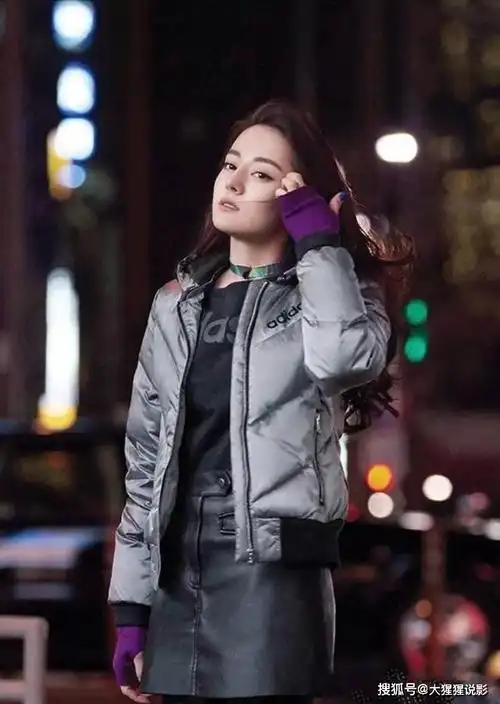 2021推荐潮流搭:迪丽热巴—冬天选择羽绒服 皮裙子,显瘦又时髦