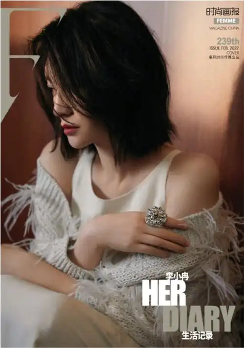 44岁李小冉久违拍大片留短发甜美减龄穿职场装霸气又不失气质