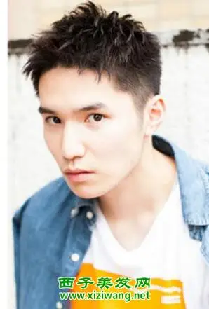 男生两边铲青刘海发型 绝对帅气有气质