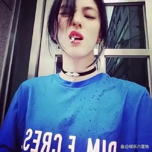 吸烟,做纹身,甚至有人怀疑她通过整容才变得与宋慧乔相似.