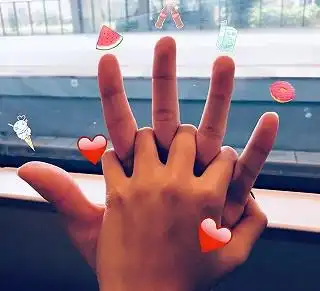 情人节秀恩爱必备|超有趣的情侣秀恩爱手势照get