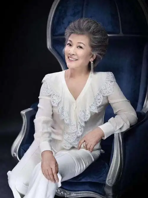 69岁宋春丽自然老去真得体西装搭老花镜优雅华贵气质好高级