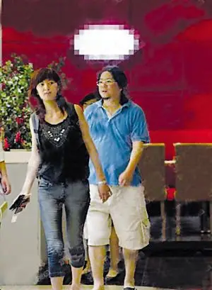 高晓松和妻子在机场.高晓松和阿朵,高晓松和前妻合照.