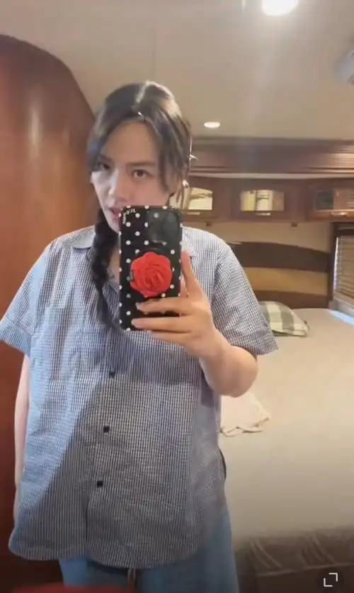 男友张哲轩无名指戴戒指,难道和马思纯隐婚了?