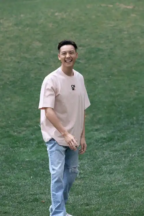 陈伟霆草地玩飞盘plog##陈伟霆夏日玩飞盘氛围感