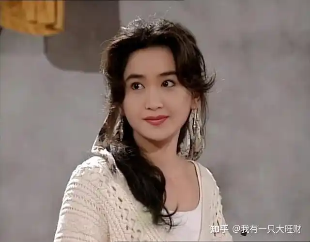 自海潮(温碧霞饰)家破人亡的那天起,她便注定了,要与乔家敌对,背负为