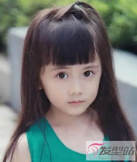 小女孩半披半扎发型活泼甜美变身小公主