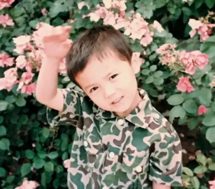 细心的网友还发现鹿晗小时候的穿衣就有自己的风格,不能再时尚了.