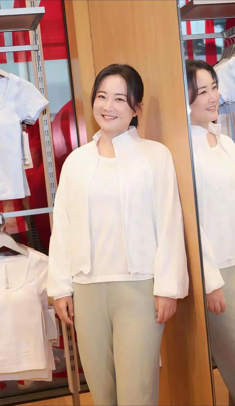 我发的这些照片是贾玲最近参加活动的照片,很多人说这张照片一爆出